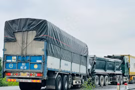 Hà Tĩnh: Xe tải đâm vào đuôi xe đầu kéo, 2 người thương vong