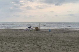 Vụ 2 học sinh bị sóng biển cuốn trôi: Đã tìm thấy 1 thi thể