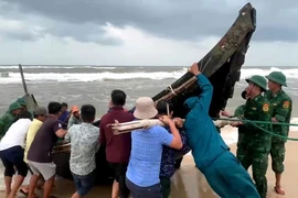 Kịp thời ứng cứu 3 ngư dân Quảng Trị gặp nạn trên biển