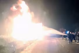 Đang lưu thông trên đường, xe container bốc cháy dữ dội