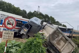 Cố vượt đường sắt, xe tải bị tàu hỏa hất văng ở Nghệ An