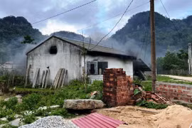 Quảng Bình: Trạm điện năng lượng mặt trời bốc cháy, nhiều tiếng nổ lớn