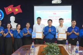 Tặng huy hiệu “Tuổi trẻ dũng cảm” cho 3 đoàn viên cứu người đuối nước