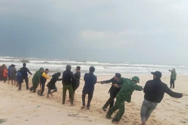 Cứu sống hai anh em ruột gặp nạn trên biển