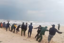 Cứu sống hai anh em ruột gặp nạn trên biển