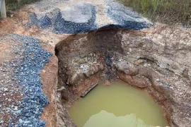 Xuất hiện hố tử thần ở đường gom cao tốc Phan Thiết - Dầu Giây