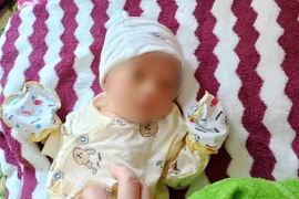 Bé sơ sinh bị bỏ rơi trước cổng nhà dân ở Quảng Bình