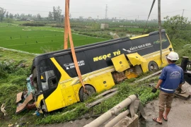 Xe khách “phơi bụng” bên đường, 10 người may mắn thoát nạn