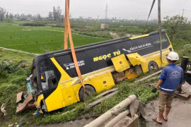 Xe khách “phơi bụng” bên đường, 10 người may mắn thoát nạn