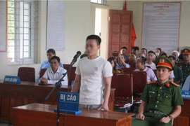 Say rượu, người đàn ông cầm dao đến trụ sở xã đòi tự tử