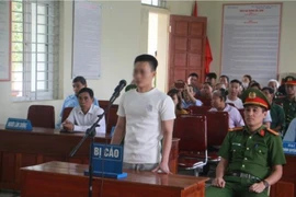 Say rượu, người đàn ông cầm dao đến trụ sở xã đòi tự tử