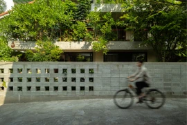 Cách xây dựng nhà mái ngói hướng Tây thoáng mát tiết kiệm chi phí