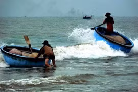 Lật thuyền thúng, 1 ngư dân ở Bình Thuận bị sóng cuốn mất tích