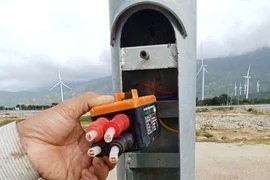 Cáp ngầm đèn đường trên cao tốc Cam Lâm- Vĩnh Hảo bị trộm