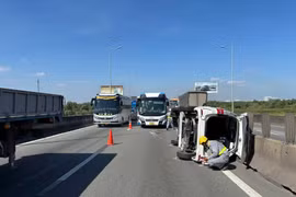 Ô tô 7 chỗ lật trên cao tốc sau va chạm với xe khách