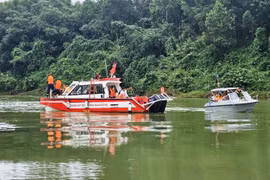 Tìm kiếm 2 nạn nhân cùng xe chở rác rơi xuống sông ở Huế