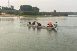 Nghệ An: Nỗ lực tìm kiếm nam sinh mất tích trên sông Hiếu