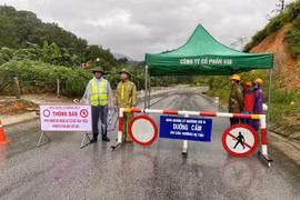 Hà Tĩnh: Quốc lộ 8A bị chia cắt do sạt lở đất