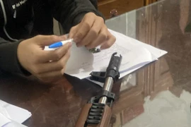 Hai thiếu niên mang “súng AK nhựa” dạo phố gây xôn xao mạng xã hội?!