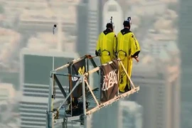 Choáng váng clip nhảy từ độ cao gần 1.000m xuống đất