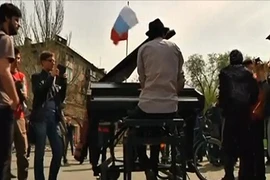 Dùng tiếng đàn piano để trấn an người biểu tình