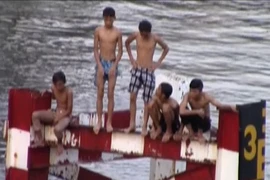 Thót tim cảnh trẻ em bất chấp nguy hiểm nhảy sông tắm