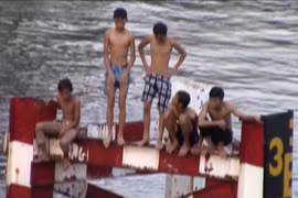 Thót tim cảnh trẻ em bất chấp nguy hiểm nhảy sông tắm