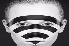 Bộ ảnh ranh giới đen trắng cuốn hút người xem