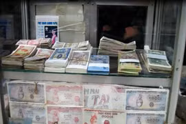 Đổi tiền lẻ giá cao nhộn nhịp giữa phố xá Hà Nội
