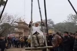 Cụ ông tóc bạc phơ "đuổi" trai trẻ để chơi đu tiên một mình