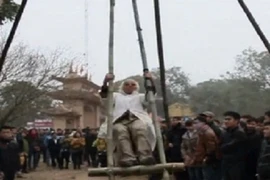 Cụ ông tóc bạc phơ "đuổi" trai trẻ để chơi đu tiên một mình