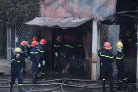 Bà hỏa thiêu rụi xưởng gỗ ở Hà Nội