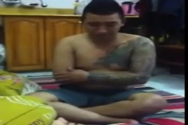 Bi hài nam thanh niên xăm trổ khoanh tay... xin lỗi vợ