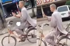 Sư thầy đi xe đạp, thả 2 tay để luyện kungfu