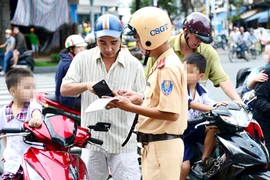 Ngày mai bắt đầu xử phạt người đội mũ bảo hiểm rởm 