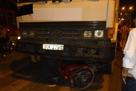 Xe tải cuốn xe máy vào gầm, 1 người chết tại chỗ