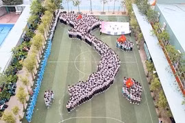 Chào cờ xếp hình Tổ quốc hướng về Biển Đông