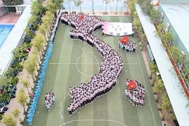 Chào cờ xếp hình Tổ quốc hướng về Biển Đông