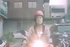 Nữ quái chặn đầu ô tô... thách thức tài xế