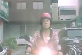 Nữ quái chặn đầu ô tô... thách thức tài xế