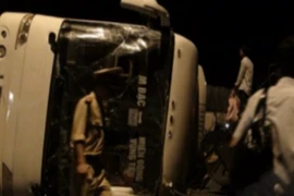 113 Online 1/5: Lật xe khách, 9 người bị thương