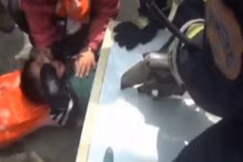 Nghẹt thở giải cứu bé trai 2 tuổi bị kẹt trong máy giặt