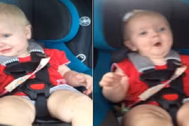 Bé đang khóc liền bật cười khi nghe nhạc cực đáng yêu