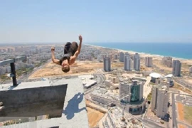 Trai trẻ liều lĩnh lộn ngược người trên nóc tòa nhà