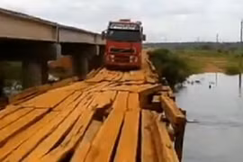 Cầu gỗ xập xệ oằn mình chịu sức nặng xe container