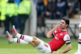 Mikel Arteta rụng răng cửa ngay trên sân đấu