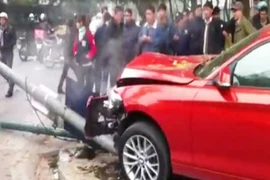 BMW đỏ rực đâm gãy cột điện