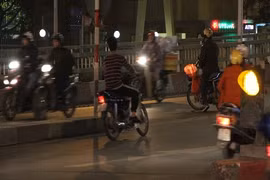 Nín thở cảnh người Hà Nội "chán đời", quay xe ngay đầu cầu vượt