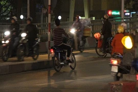 Nín thở cảnh người Hà Nội "chán đời", quay xe ngay đầu cầu vượt