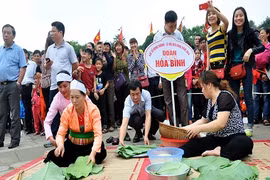 Hội thi gói bánh chưng bánh giầy